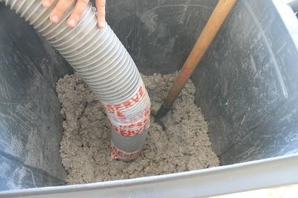 Soufflage de la ouate de celllulose pour l'isolation de l'extension de maison d'architecte près de Forges-les-Eaux