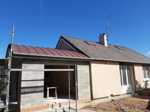 Création d'une extension de maison individuelle avec toit courbe en zinc 