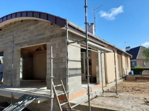 Création d'une extension de maison individuelle avec toit courbe en zinc 