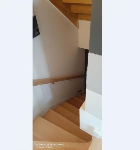 Escalier bibliothèque dans maison d'architecte par Caroline Thibault architecte
